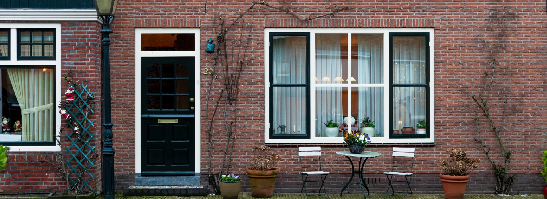 vooraanzicht bakstenen gevel